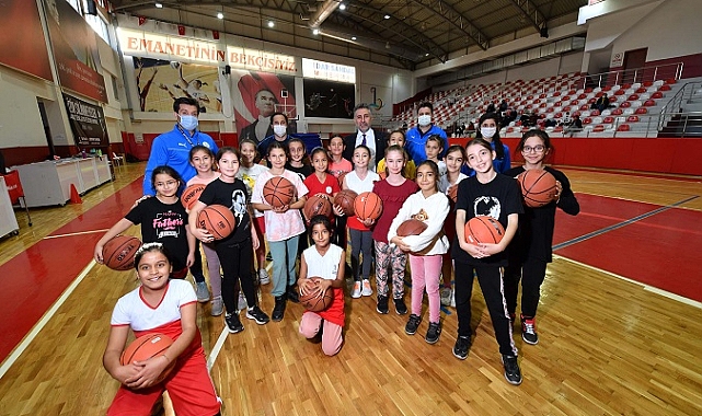 Bayraklı’nın spor sahaları yenileniyor