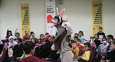 Bayraklılı çocuklar tiyatro festivalinde doyasıya eğlendi