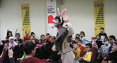 Bayraklılı çocuklar tiyatro festivalinde doyasıya eğlendi