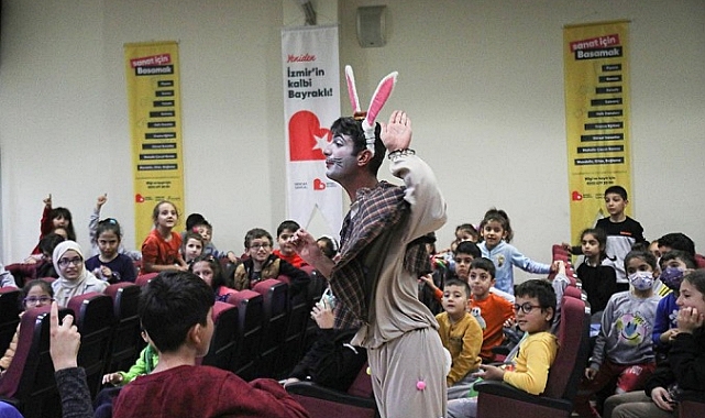 Bayraklılı çocuklar tiyatro festivalinde doyasıya eğlendi