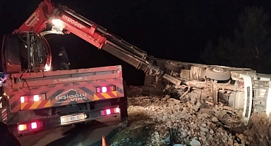 Denizli'de devrilen tomruk yüklü kamyonun sürücüsü öldü