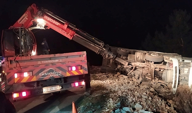 Denizli'de devrilen tomruk yüklü kamyonun sürücüsü öldü