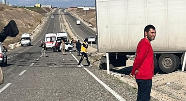 Diyarbakır'da tır ve otomobil çarpıştı: 2 ölü