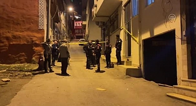 Evde bıçaklanmış halde bulunan genç hastanede öldü
