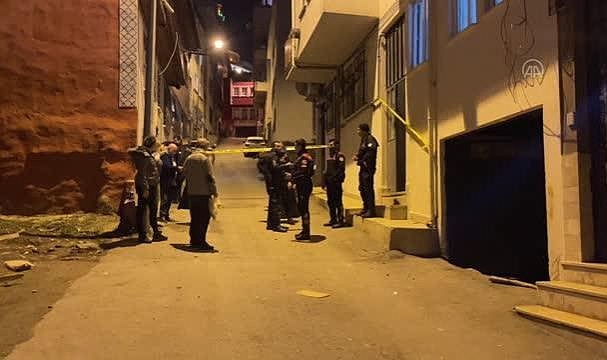 Evde bıçaklanmış halde bulunan genç hastanede öldü