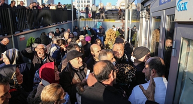 EYT'li vatandaşlar SGK önünde yoğunluk oluşturdu