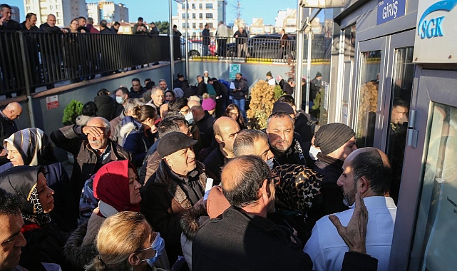 EYT'li vatandaşlar SGK önünde yoğunluk oluşturdu