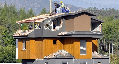 Fethiye’de kaçak yapıların yıkımı sürüyor