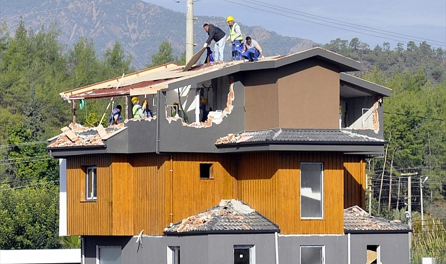 Fethiye’de kaçak yapıların yıkımı sürüyor