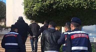 Göçmen kaçakçılığı yaptıkları iddiasıyla 8 zanlı tutuklandı