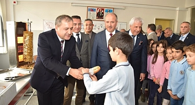 İlk balık döneri kaymakamın elinden yediler