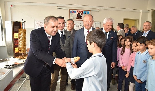 İlk balık döneri kaymakamın elinden yediler