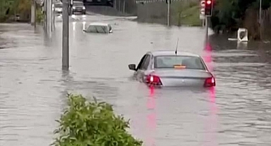 İzmir'de araçlar suya gömüldü