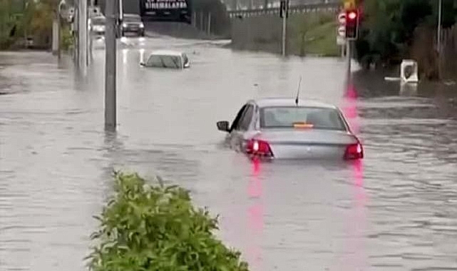 İzmir'de araçlar suya gömüldü