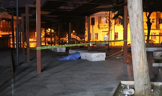 İzmir&#039;de bir kişi parkta ölü bulundu