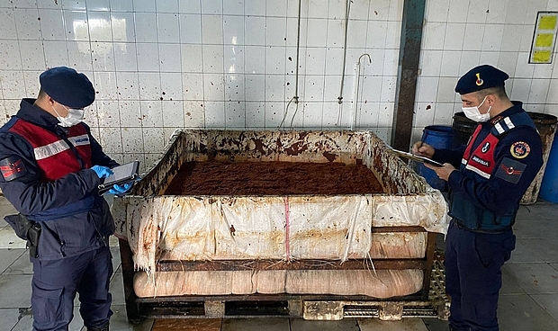 İzmir'de kaçak salça üretilen besi çiftliğinde 20 ton gıda malzemesi bulundu
