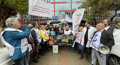 İzmir'de sağlıkçılar doktorun darbedilmesini protesto etti