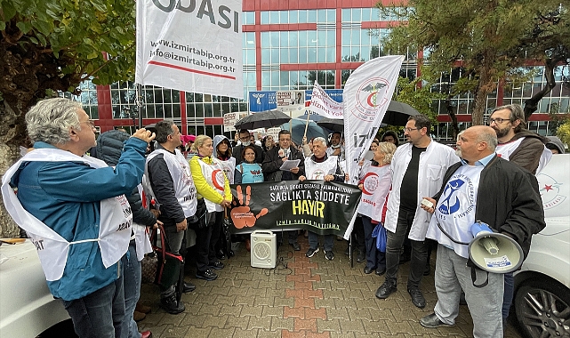 İzmir'de sağlıkçılar doktorun darbedilmesini protesto etti