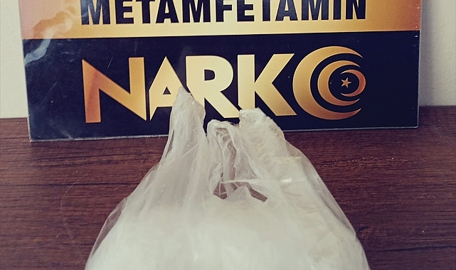 İzmir&#039;de uyuşturucu operasyonunda 2 kişi tutuklandı