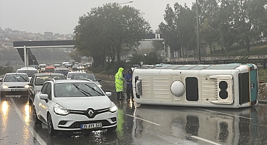 İzmir'de yolcu minibüsü devrildi, şoför yaralandı