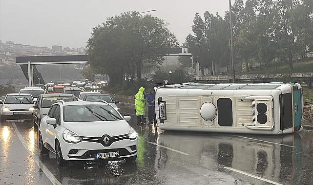 İzmir'de yolcu minibüsü devrildi, şoför yaralandı