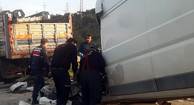 Kamyon ile hafif ticari aracın çarpıştığı kazada 2 kişi öldü