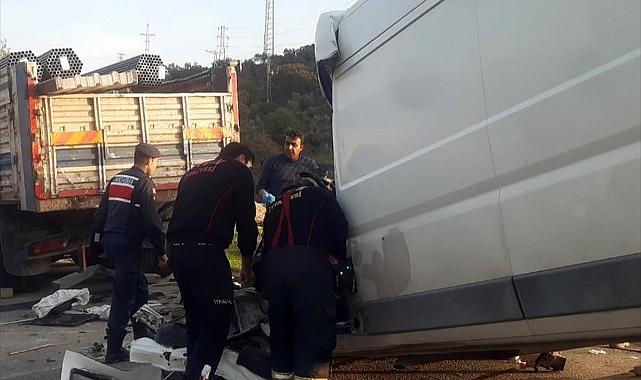 Kamyon ile hafif ticari aracın çarpıştığı kazada 2 kişi öldü