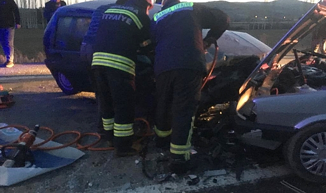 Manisa'da otomobillerin çarpıştığı kazada 1 kişi öldü,