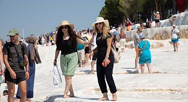 Pamukkale'yi 11 ayda 1,9 milyon kişi gezdi