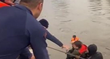 Sahil Güvenlik ekipleri İzmir'de dereye düşen araçtaki 5 kişiyi kurtardı