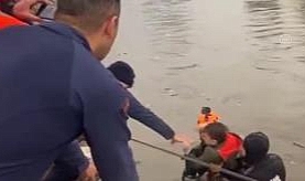 Sahil Güvenlik ekipleri İzmir'de dereye düşen araçtaki 5 kişiyi kurtardı