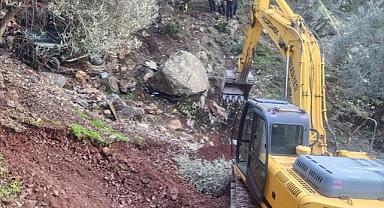 Şarampole devrilen araçtan çıktıktan sonra üzerine kaya parçası düşen sürücü öldü