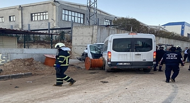 Servis aracının çaptığı kamyonetin altında kalan 2 işçi öldü