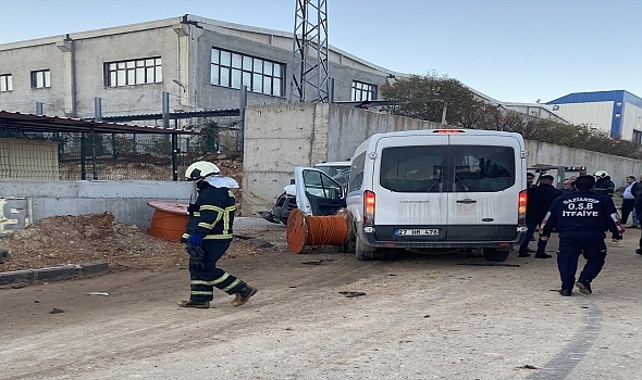Servis aracının çaptığı kamyonetin altında kalan 2 işçi öldü