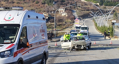 Uşak'ta iki otomobilin çarpıştığı kazada 1 kişi öldü, 3 kişi yaralandı