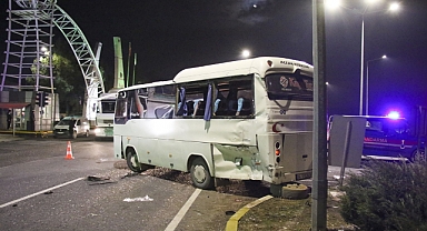 Uşak'ta işçileri taşıyan midibüse tırın çarpması sonucu 20 kişi yaralandı