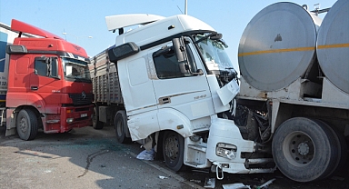 16 araç birbirine girdi