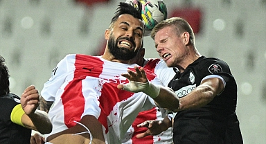 Altay kendi evinde dağıldı