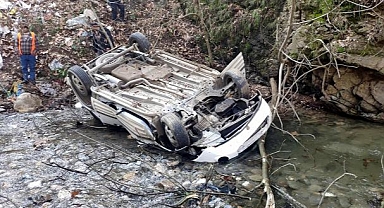 Araç dere yatağına yuvarlandı: 2 ölü