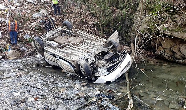 Araç dere yatağına yuvarlandı: 2 ölü