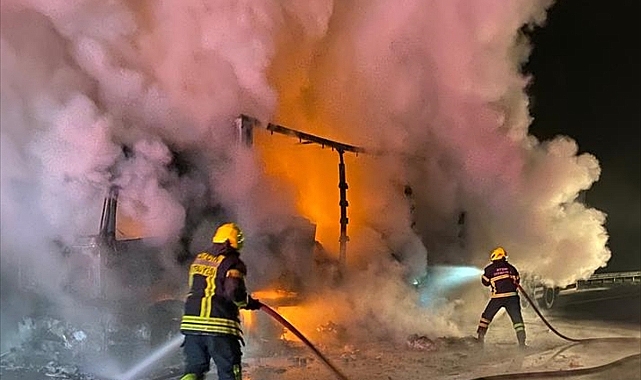 Aydın-İzmir Otoyolu'nda alev alan tır yandı