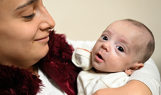 Bağırsakları dışarıda doğan bebek, 90 günde 3 ameliyat geçirdi