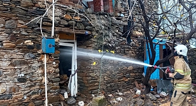 Bayındır'da çıkan yangında bir ev kullanılamaz hale geldi