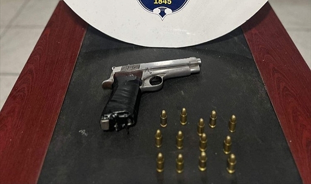 Bayındır'da durdurulan otomobilde tabanca bulundu