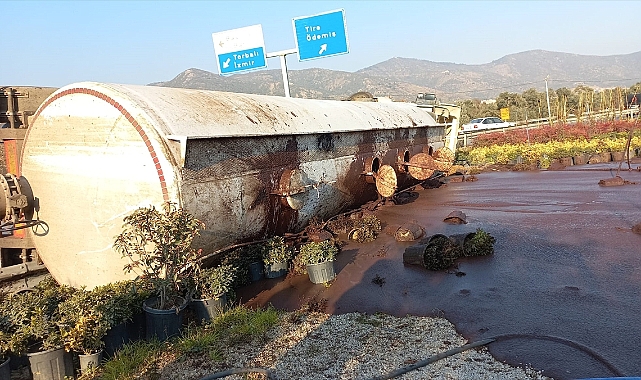 Bayındır'da pirina yüklü tır çiçek serasına devrildi