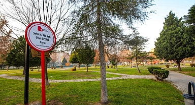 Bayraklı’nın parklarında tabelalar yenilendi