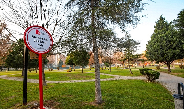 Bayraklı’nın parklarında tabelalar yenilendi