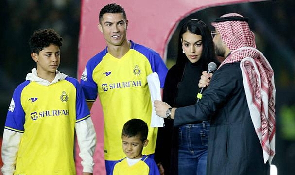 Cristiano Ronaldo sözleşme imzaladı