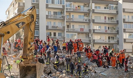 Depremde yıkılan binayla ilgili 2 kamu görevlisi ağır cezada yargılanacak