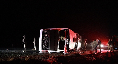 Diyarbakır'da yolcu otobüsünün devrilmesi sonucu 5 kişi öldü